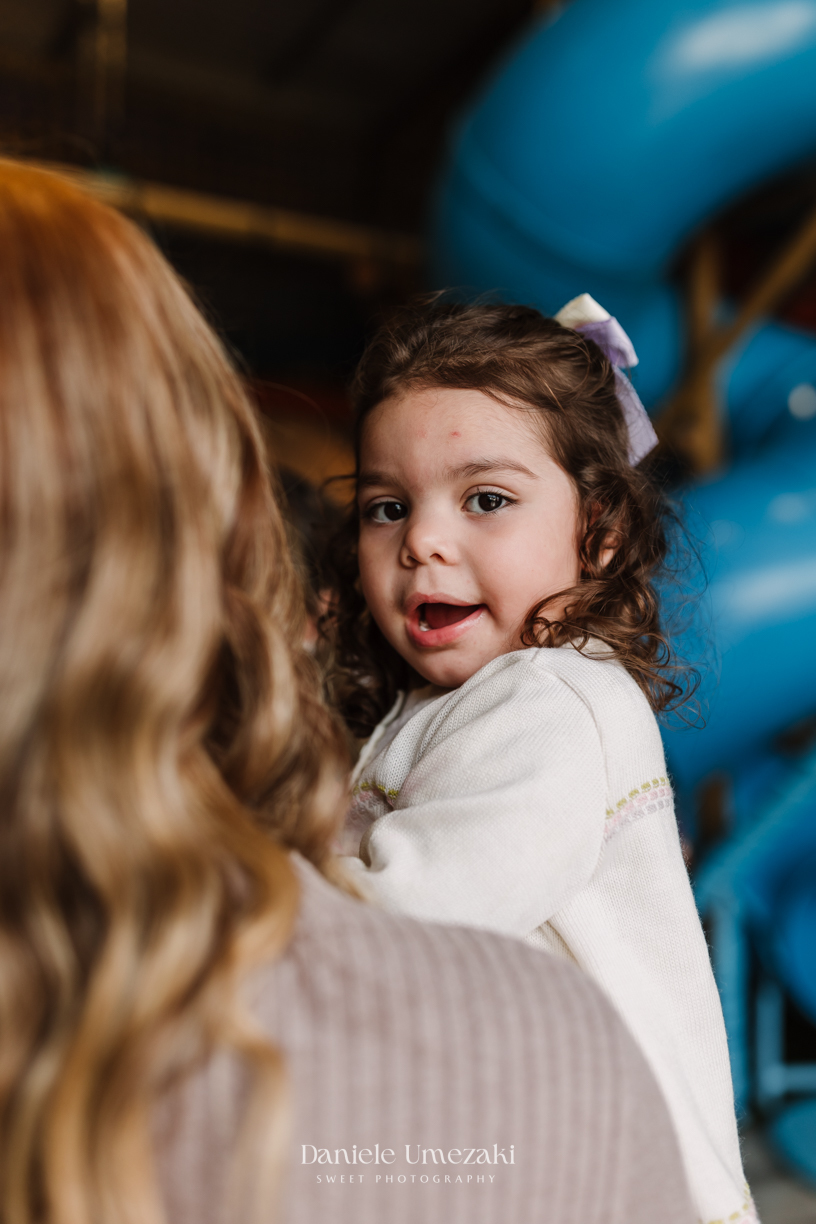 Fotografia de aniversário infantil em Guarulhos. Festa de 1 ano do Lucas no Buffet Star Kids Maia, com tema Fazendinha do Mickey decorado por Ju Dantas Decorações. Momentos especiais e cheios de amor registrados por Dani Umezaki. Fotografia de Aniversário