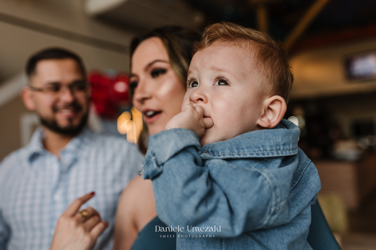 Fotografia de aniversário infantil em Guarulhos. Festa de 1 ano do Lucas no Buffet Star Kids Maia, com tema Fazendinha do Mickey decorado por Ju Dantas Decorações. Momentos especiais e cheios de amor registrados por Dani Umezaki. Fotografia de Aniversário