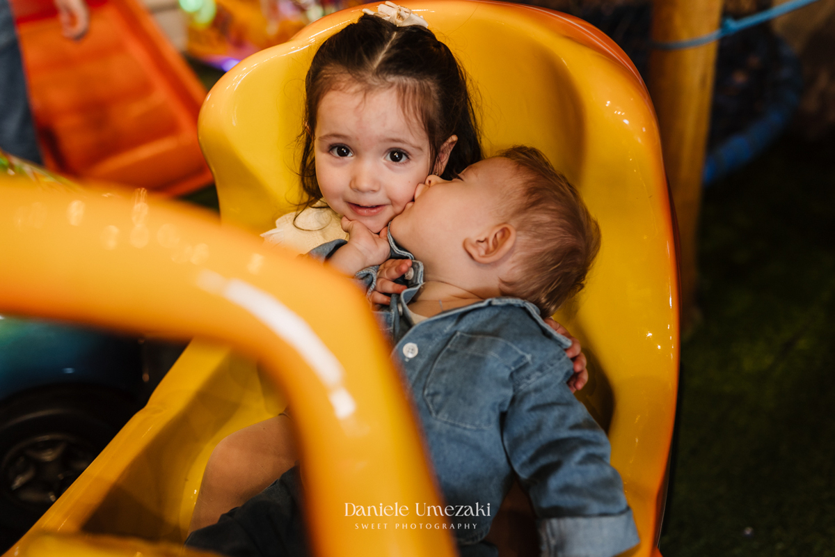 Fotografia de aniversário infantil em Guarulhos. Festa de 1 ano do Lucas no Buffet Star Kids Maia, com tema Fazendinha do Mickey decorado por Ju Dantas Decorações. Momentos especiais e cheios de amor registrados por Dani Umezaki. Fotografia de Aniversário