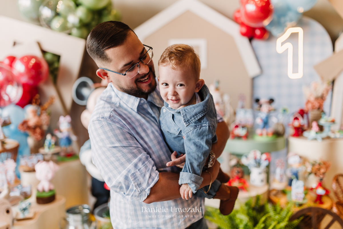 Fotografia de aniversário infantil em Guarulhos. Festa de 1 ano do Lucas no Buffet Star Kids Maia, com tema Fazendinha do Mickey decorado por Ju Dantas Decorações. Momentos especiais e cheios de amor registrados por Dani Umezaki. Fotografia de Aniversário
