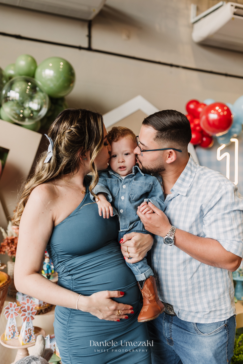 Fotografia de aniversário infantil em Guarulhos. Festa de 1 ano do Lucas no Buffet Star Kids Maia, com tema Fazendinha do Mickey decorado por Ju Dantas Decorações. Momentos especiais e cheios de amor registrados por Dani Umezaki. Fotografia de Aniversário