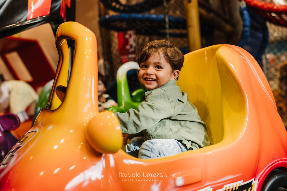Fotografia de aniversário infantil em Guarulhos. Festa de 1 ano do Lucas no Buffet Star Kids Maia, com tema Fazendinha do Mickey decorado por Ju Dantas Decorações. Momentos especiais e cheios de amor registrados por Dani Umezaki. Fotografia de Aniversário