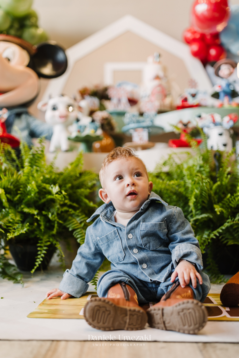 Fotografia de aniversário infantil em Guarulhos. Festa de 1 ano do Lucas no Buffet Star Kids Maia, com tema Fazendinha do Mickey decorado por Ju Dantas Decorações. Momentos especiais e cheios de amor registrados por Dani Umezaki. Fotografia de Aniversário