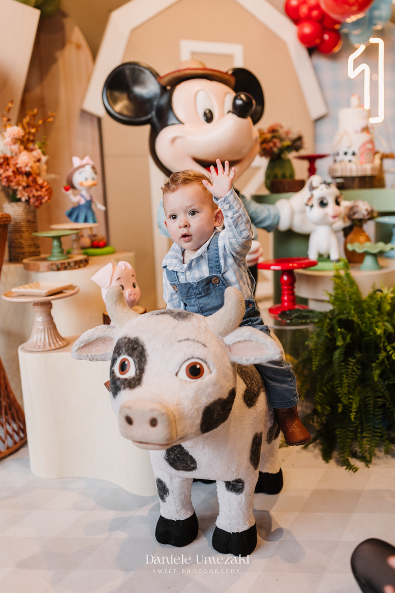 Fotografia de aniversário infantil em Guarulhos. Festa de 1 ano do Lucas no Buffet Star Kids Maia, com tema Fazendinha do Mickey decorado por Ju Dantas Decorações. Momentos especiais e cheios de amor registrados por Dani Umezaki. Fotografia de Aniversário