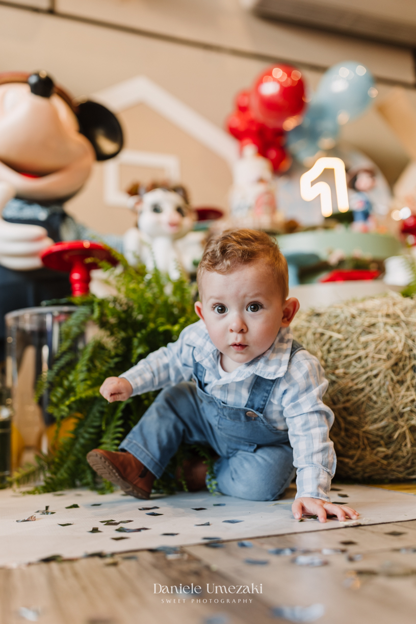 Fotografia de aniversário infantil em Guarulhos. Festa de 1 ano do Lucas no Buffet Star Kids Maia, com tema Fazendinha do Mickey decorado por Ju Dantas Decorações. Momentos especiais e cheios de amor registrados por Dani Umezaki. Fotografia de Aniversário