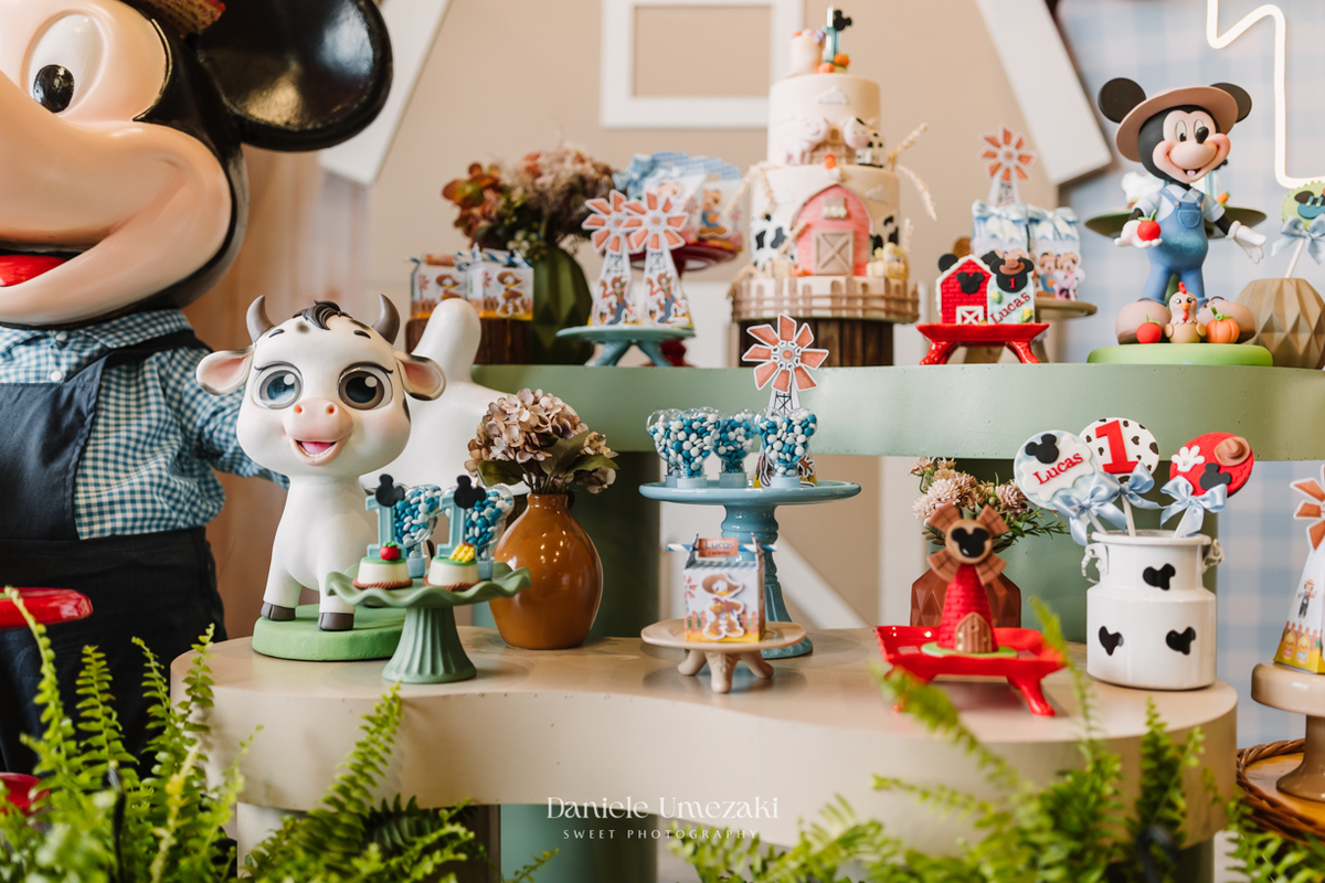 Fotografia de aniversário infantil em Guarulhos. Festa de 1 ano do Lucas no Buffet Star Kids Maia, com tema Fazendinha do Mickey decorado por Ju Dantas Decorações. Momentos especiais e cheios de amor registrados por Dani Umezaki. Fotografia de Aniversário