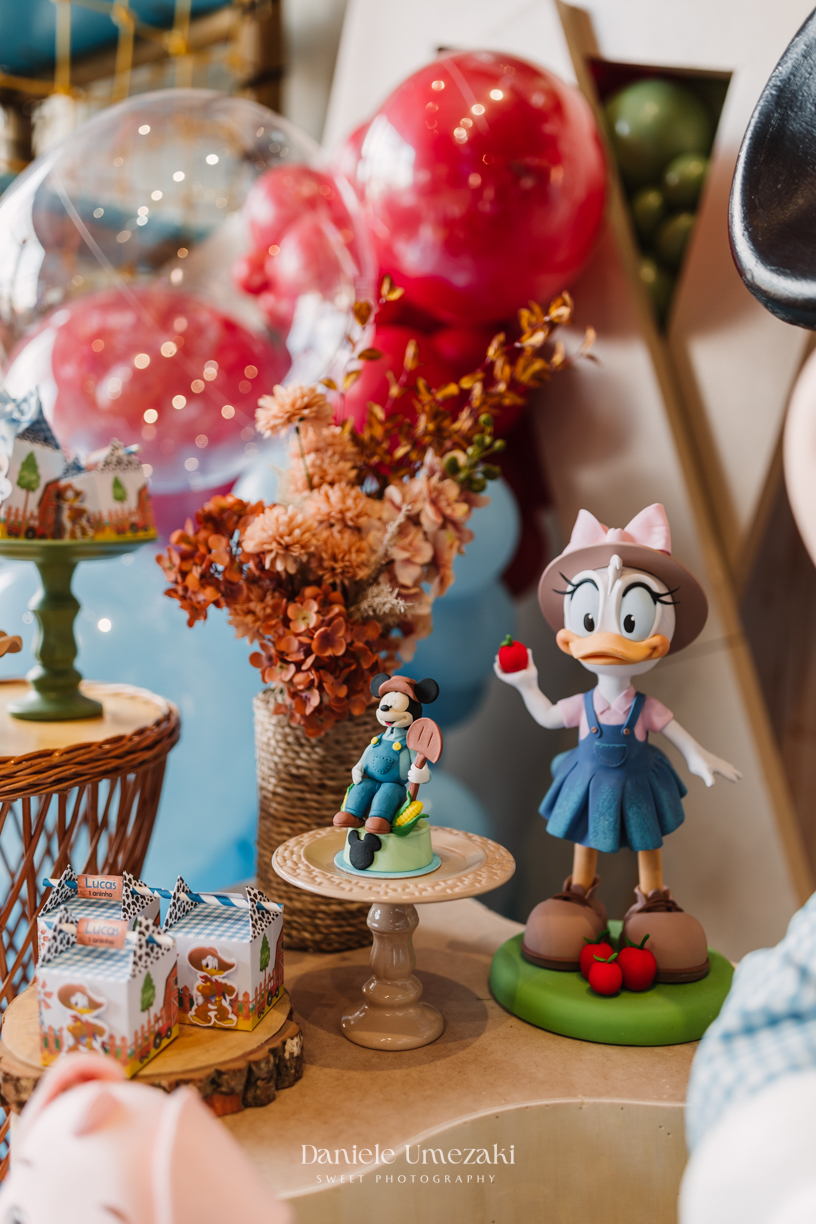 Fotografia de aniversário infantil em Guarulhos. Festa de 1 ano do Lucas no Buffet Star Kids Maia, com tema Fazendinha do Mickey decorado por Ju Dantas Decorações. Momentos especiais e cheios de amor registrados por Dani Umezaki. Fotografia de Aniversário