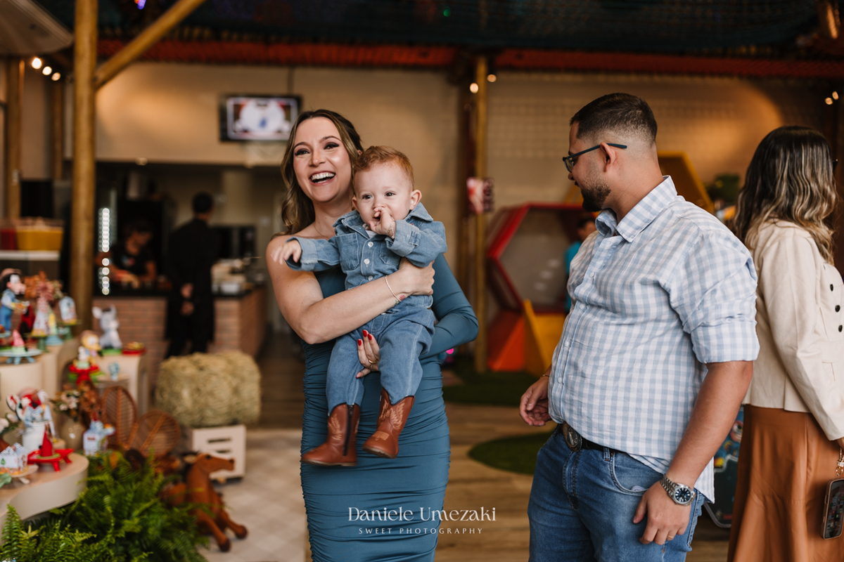 Fotografia de aniversário infantil em Guarulhos. Festa de 1 ano do Lucas no Buffet Star Kids Maia, com tema Fazendinha do Mickey decorado por Ju Dantas Decorações. Momentos especiais e cheios de amor registrados por Dani Umezaki. Fotografia de Aniversário