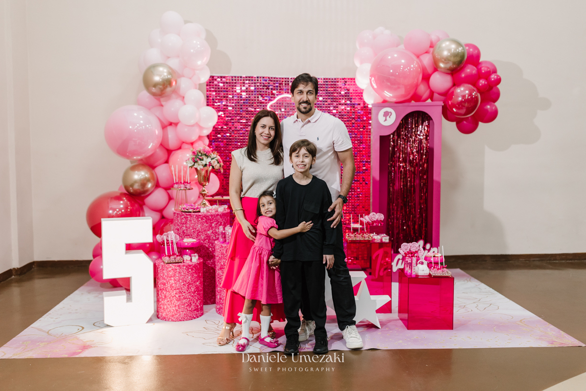 Aniversário Barbie de 5 anos da Liz no Buffet Vira Sapeka em Mogi das Cruzes, com decoração encantadora da Ju Festa Sapeka. Registro especial de quem fotografa a Liz desde 1 aninho, celebrando mais um momento inesquecível. Fotografia de aniversário 