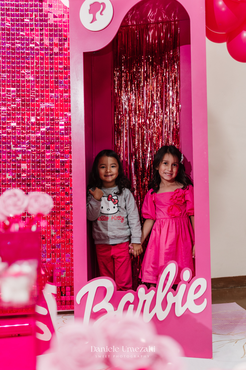 Aniversário Barbie de 5 anos da Liz no Buffet Vira Sapeka em Mogi das Cruzes, com decoração encantadora da Ju Festa Sapeka. Registro especial de quem fotografa a Liz desde 1 aninho, celebrando mais um momento inesquecível. Fotografia de aniversário 