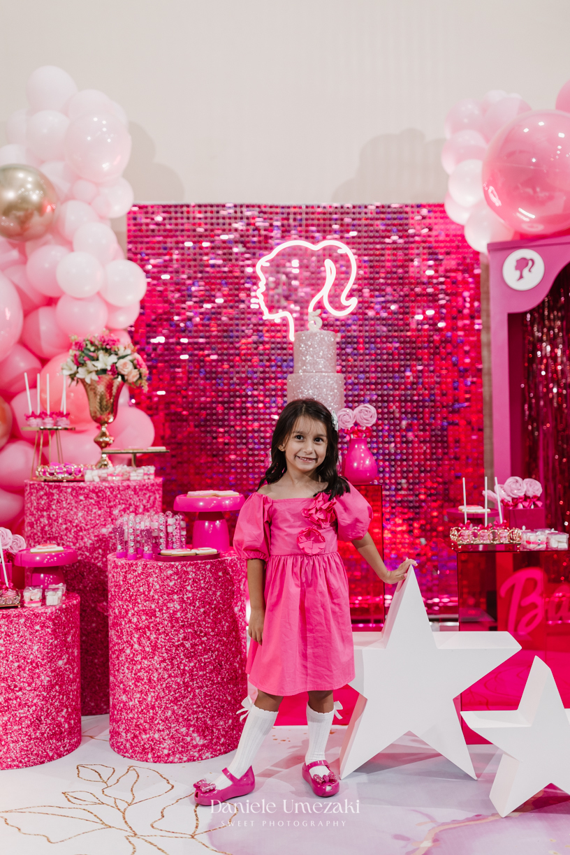 Aniversário Barbie de 5 anos da Liz no Buffet Vira Sapeka em Mogi das Cruzes, com decoração encantadora da Ju Festa Sapeka. Registro especial de quem fotografa a Liz desde 1 aninho, celebrando mais um momento inesquecível. Fotografia de aniversário 