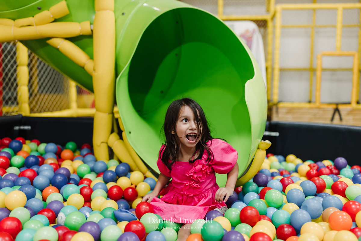 Aniversário Barbie de 5 anos da Liz no Buffet Vira Sapeka em Mogi das Cruzes, com decoração encantadora da Ju Festa Sapeka. Registro especial de quem fotografa a Liz desde 1 aninho, celebrando mais um momento inesquecível. Fotografia de aniversário 