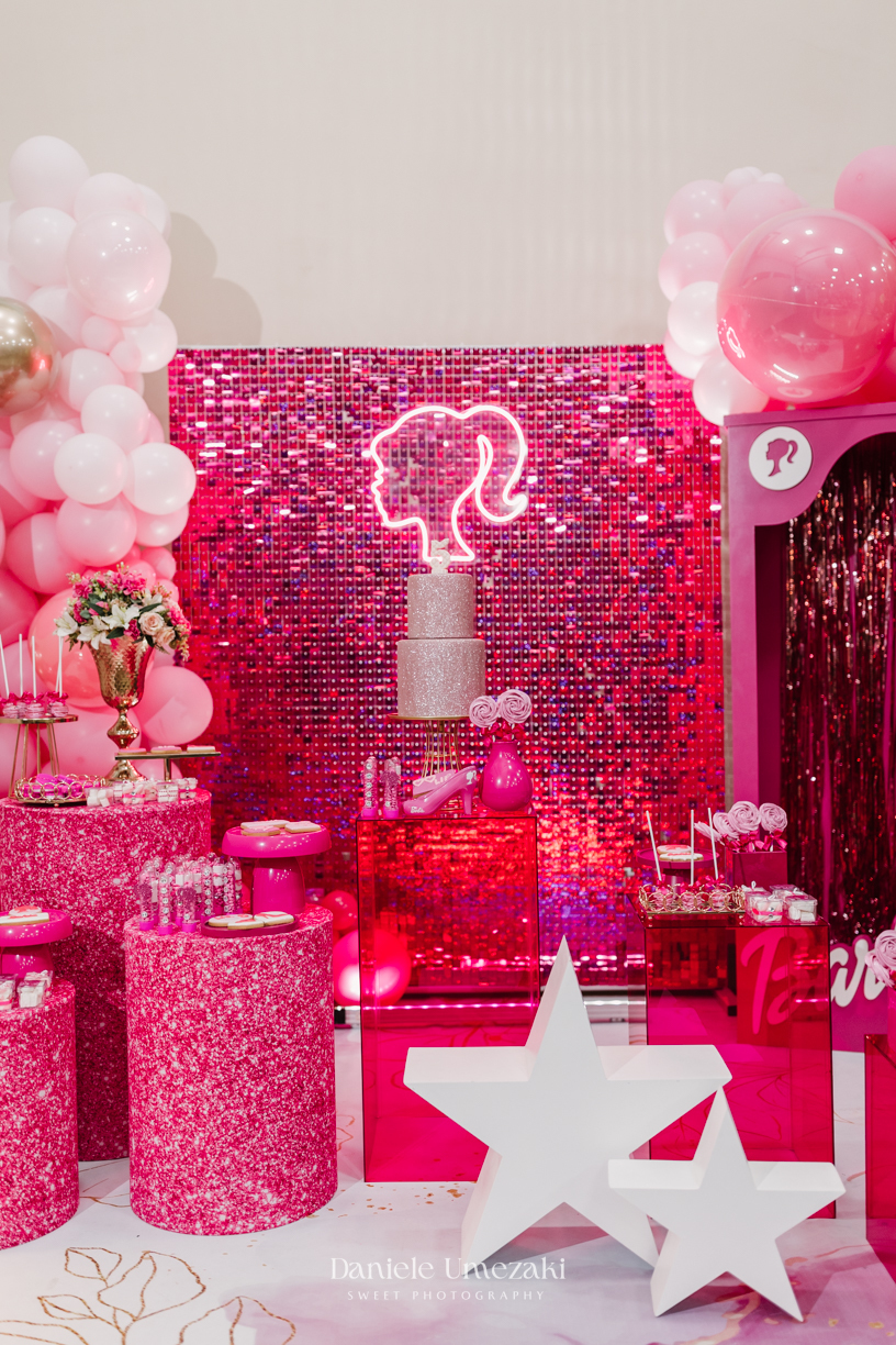 Aniversário Barbie de 5 anos da Liz no Buffet Vira Sapeka em Mogi das Cruzes, com decoração encantadora da Ju Festa Sapeka. Registro especial de quem fotografa a Liz desde 1 aninho, celebrando mais um momento inesquecível. Fotografia de aniversário Aniver