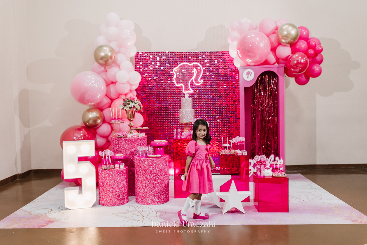 Aniversário Barbie de 5 anos da Liz no Buffet Vira Sapeka em Mogi das Cruzes, com decoração encantadora da Ju Festa Sapeka. Registro especial de quem fotografa a Liz desde 1 aninho, celebrando mais um momento inesquecível. Fotografia de aniversário 