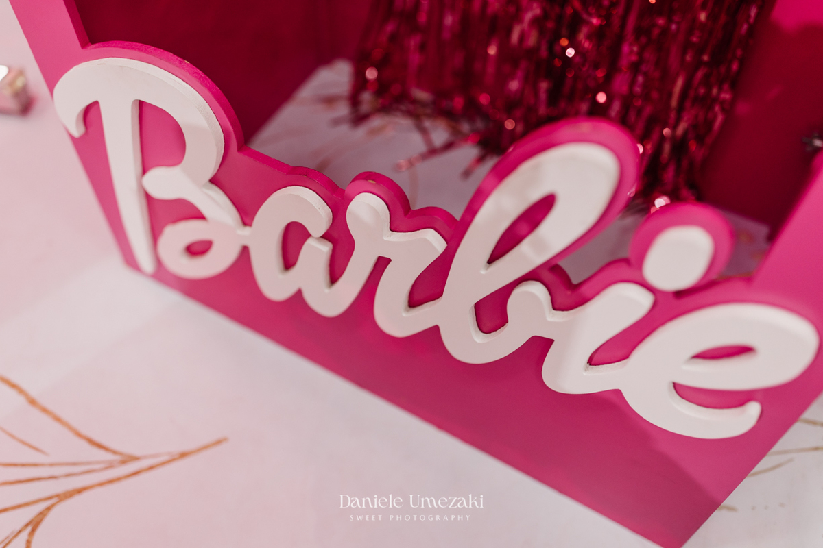 Aniversário Barbie de 5 anos da Liz no Buffet Vira Sapeka em Mogi das Cruzes, com decoração encantadora da Ju Festa Sapeka. Registro especial de quem fotografa a Liz desde 1 aninho, celebrando mais um momento inesquecível. Fotografia de aniversário 