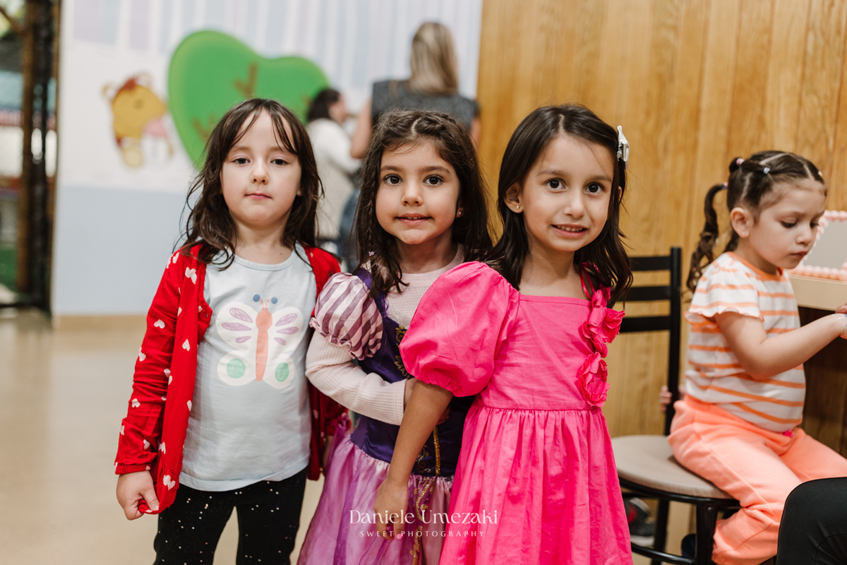 Aniversário Barbie de 5 anos da Liz no Buffet Vira Sapeka em Mogi das Cruzes, com decoração encantadora da Ju Festa Sapeka. Registro especial de quem fotografa a Liz desde 1 aninho, celebrando mais um momento inesquecível. Fotografia de aniversário 