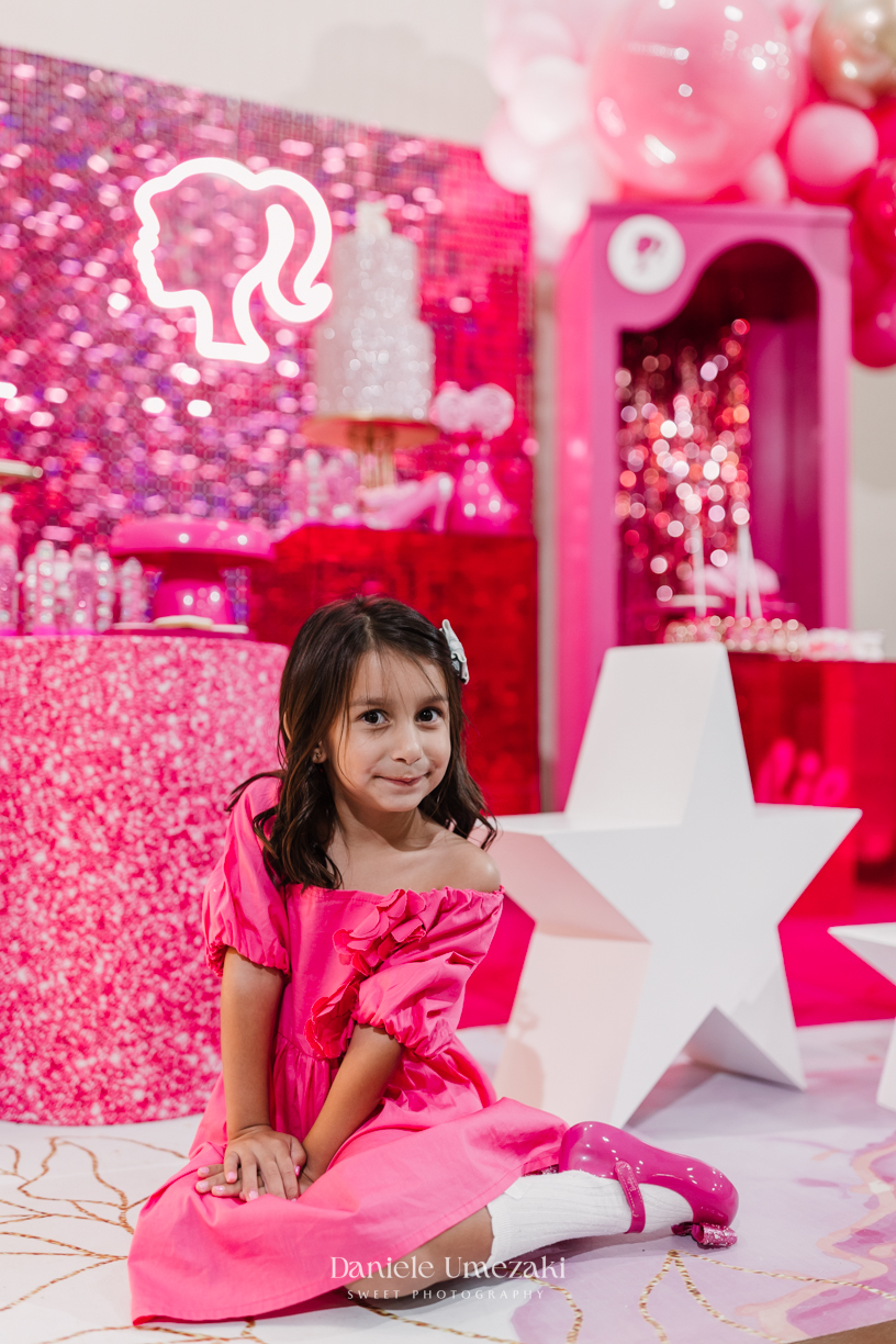 Aniversário Barbie de 5 anos da Liz no Buffet Vira Sapeka em Mogi das Cruzes, com decoração encantadora da Ju Festa Sapeka. Registro especial de quem fotografa a Liz desde 1 aninho, celebrando mais um momento inesquecível. Fotografia de aniversário 