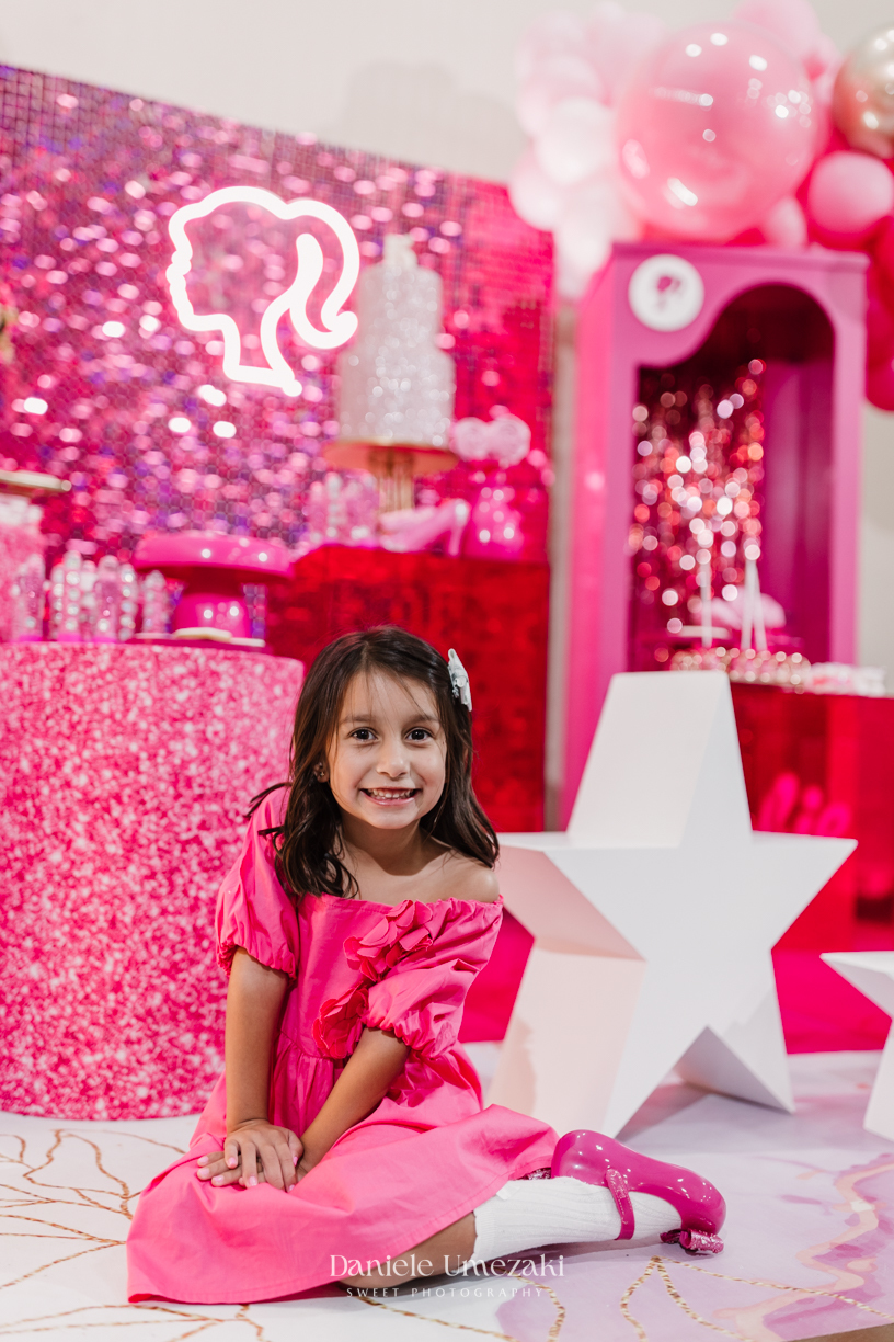 Aniversário Barbie de 5 anos da Liz no Buffet Vira Sapeka em Mogi das Cruzes, com decoração encantadora da Ju Festa Sapeka. Registro especial de quem fotografa a Liz desde 1 aninho, celebrando mais um momento inesquecível. Fotografia de aniversário 