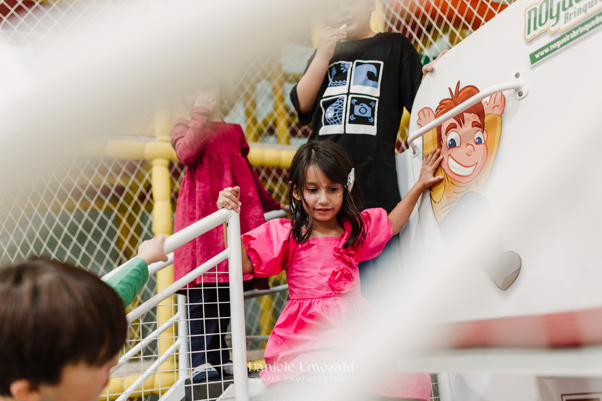 Aniversário Barbie de 5 anos da Liz no Buffet Vira Sapeka em Mogi das Cruzes, com decoração encantadora da Ju Festa Sapeka. Registro especial de quem fotografa a Liz desde 1 aninho, celebrando mais um momento inesquecível. Fotografia de aniversário 