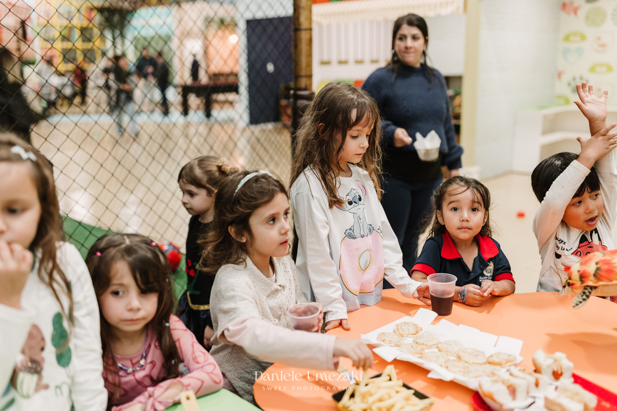 Aniversário Barbie de 5 anos da Liz no Buffet Vira Sapeka em Mogi das Cruzes, com decoração encantadora da Ju Festa Sapeka. Registro especial de quem fotografa a Liz desde 1 aninho, celebrando mais um momento inesquecível. Fotografia de aniversário 