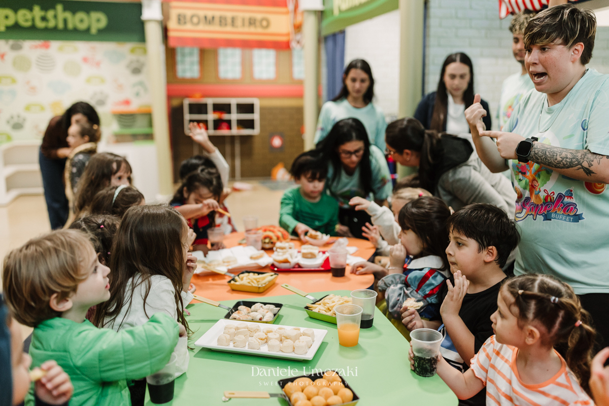 Aniversário Barbie de 5 anos da Liz no Buffet Vira Sapeka em Mogi das Cruzes, com decoração encantadora da Ju Festa Sapeka. Registro especial de quem fotografa a Liz desde 1 aninho, celebrando mais um momento inesquecível. Fotografia de aniversário 