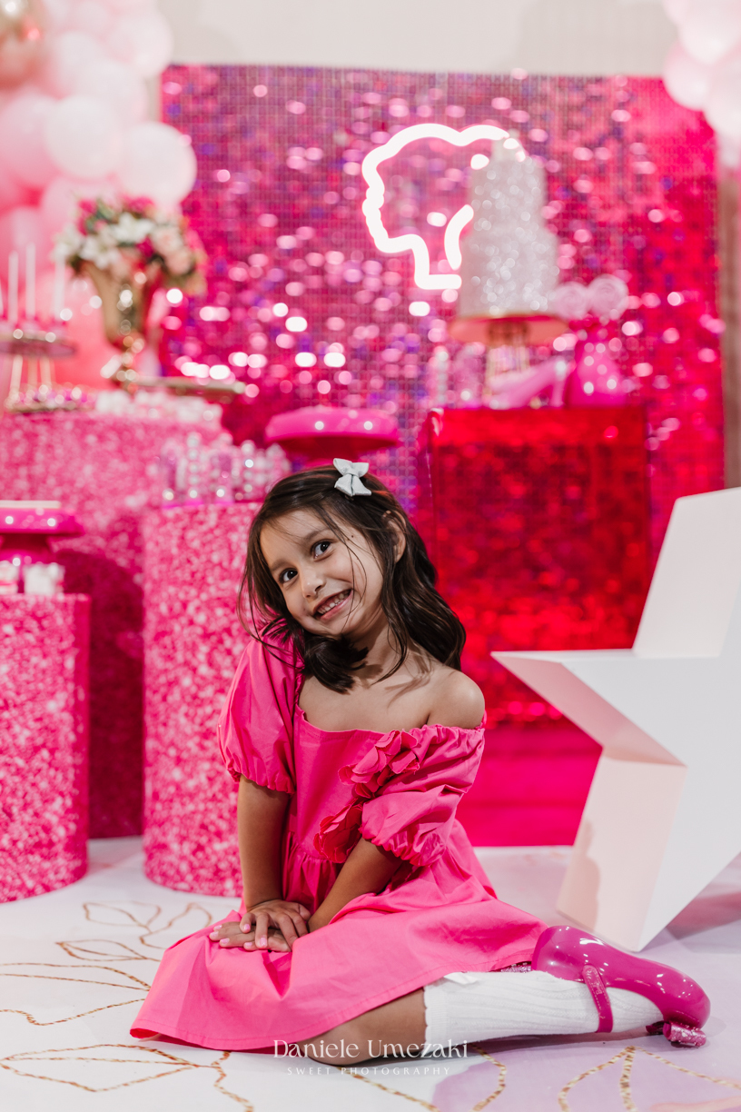 Aniversário Barbie de 5 anos da Liz no Buffet Vira Sapeka em Mogi das Cruzes, com decoração encantadora da Ju Festa Sapeka. Registro especial de quem fotografa a Liz desde 1 aninho, celebrando mais um momento inesquecível. Fotografia de aniversário 