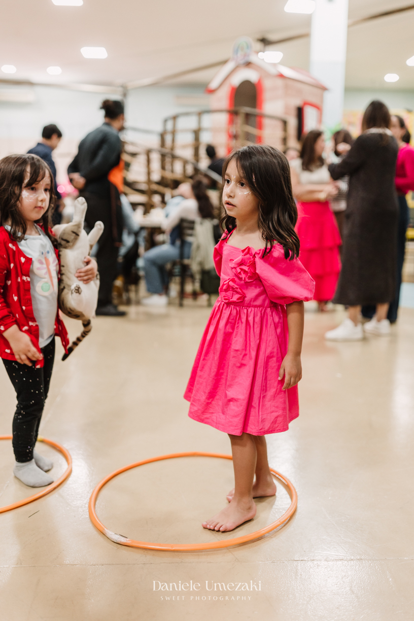 Aniversário Barbie de 5 anos da Liz no Buffet Vira Sapeka em Mogi das Cruzes, com decoração encantadora da Ju Festa Sapeka. Registro especial de quem fotografa a Liz desde 1 aninho, celebrando mais um momento inesquecível. Fotografia de aniversário 