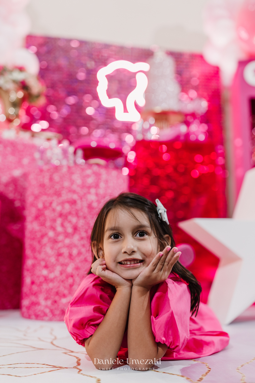 Aniversário Barbie de 5 anos da Liz no Buffet Vira Sapeka em Mogi das Cruzes, com decoração encantadora da Ju Festa Sapeka. Registro especial de quem fotografa a Liz desde 1 aninho, celebrando mais um momento inesquecível. Fotografia de aniversário 