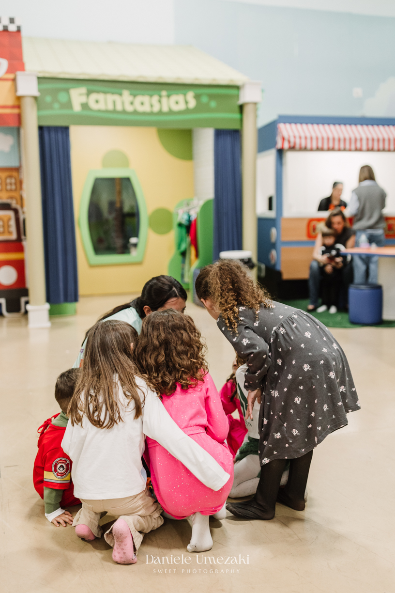 Aniversário Barbie de 5 anos da Liz no Buffet Vira Sapeka em Mogi das Cruzes, com decoração encantadora da Ju Festa Sapeka. Registro especial de quem fotografa a Liz desde 1 aninho, celebrando mais um momento inesquecível. Fotografia de aniversário 