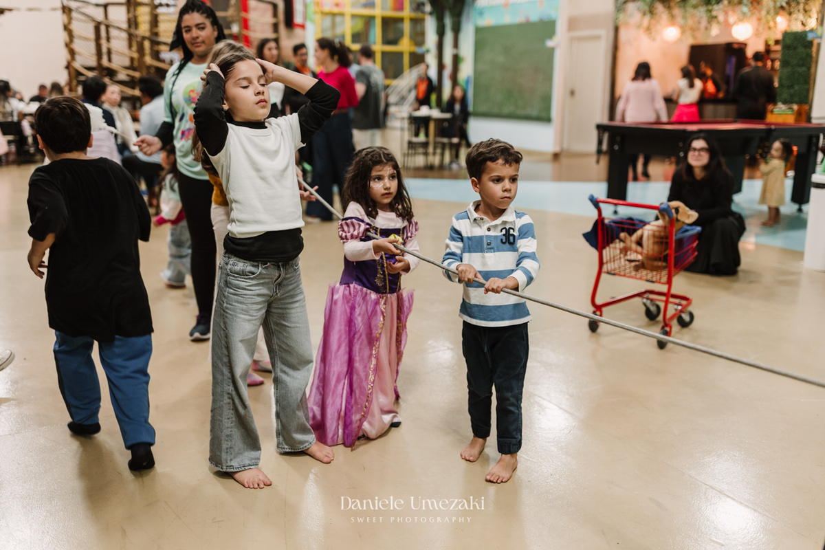 Aniversário Barbie de 5 anos da Liz no Buffet Vira Sapeka em Mogi das Cruzes, com decoração encantadora da Ju Festa Sapeka. Registro especial de quem fotografa a Liz desde 1 aninho, celebrando mais um momento inesquecível. Fotografia de aniversário 