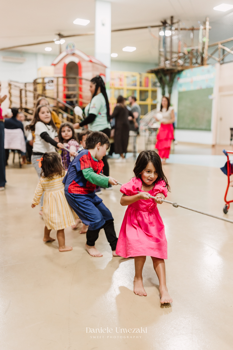 Aniversário Barbie de 5 anos da Liz no Buffet Vira Sapeka em Mogi das Cruzes, com decoração encantadora da Ju Festa Sapeka. Registro especial de quem fotografa a Liz desde 1 aninho, celebrando mais um momento inesquecível. Fotografia de aniversário 