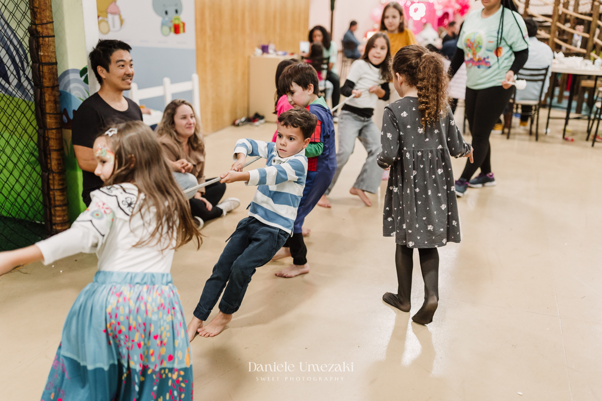 Aniversário Barbie de 5 anos da Liz no Buffet Vira Sapeka em Mogi das Cruzes, com decoração encantadora da Ju Festa Sapeka. Registro especial de quem fotografa a Liz desde 1 aninho, celebrando mais um momento inesquecível. Fotografia de aniversário 