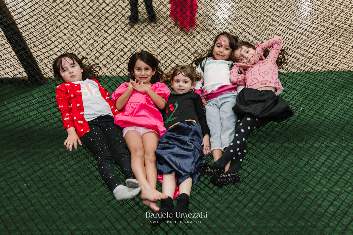 Aniversário Barbie de 5 anos da Liz no Buffet Vira Sapeka em Mogi das Cruzes, com decoração encantadora da Ju Festa Sapeka. Registro especial de quem fotografa a Liz desde 1 aninho, celebrando mais um momento inesquecível. Fotografia de aniversário 