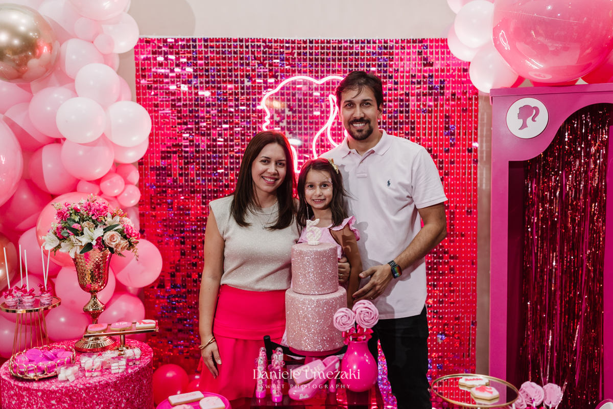 Aniversário Barbie de 5 anos da Liz no Buffet Vira Sapeka em Mogi das Cruzes, com decoração encantadora da Ju Festa Sapeka. Registro especial de quem fotografa a Liz desde 1 aninho, celebrando mais um momento inesquecível. Fotografia de aniversário 