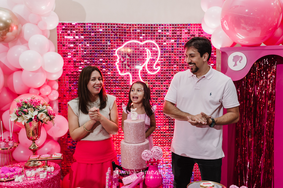 Aniversário Barbie de 5 anos da Liz no Buffet Vira Sapeka em Mogi das Cruzes, com decoração encantadora da Ju Festa Sapeka. Registro especial de quem fotografa a Liz desde 1 aninho, celebrando mais um momento inesquecível. Fotografia de aniversário 