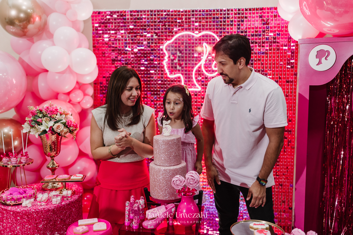 Aniversário Barbie de 5 anos da Liz no Buffet Vira Sapeka em Mogi das Cruzes, com decoração encantadora da Ju Festa Sapeka. Registro especial de quem fotografa a Liz desde 1 aninho, celebrando mais um momento inesquecível. Fotografia de aniversário 