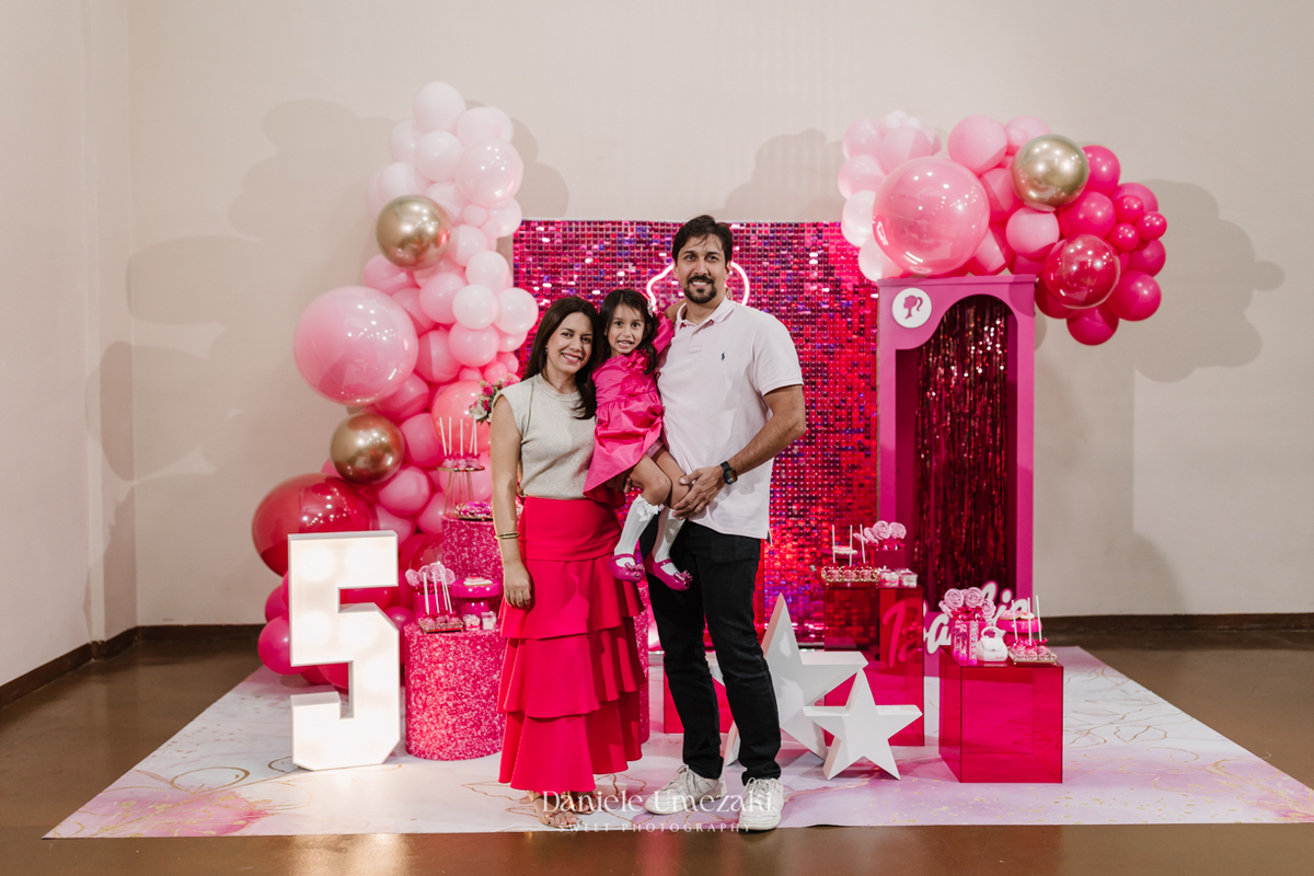 Aniversário Barbie de 5 anos da Liz no Buffet Vira Sapeka em Mogi das Cruzes, com decoração encantadora da Ju Festa Sapeka. Registro especial de quem fotografa a Liz desde 1 aninho, celebrando mais um momento inesquecível. Fotografia de aniversário 