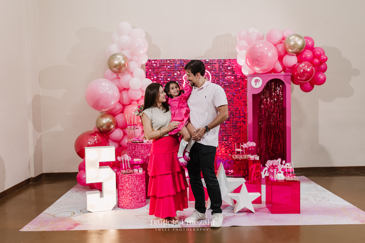 Aniversário Barbie de 5 anos da Liz no Buffet Vira Sapeka em Mogi das Cruzes, com decoração encantadora da Ju Festa Sapeka. Registro especial de quem fotografa a Liz desde 1 aninho, celebrando mais um momento inesquecível. Fotografia de aniversário 