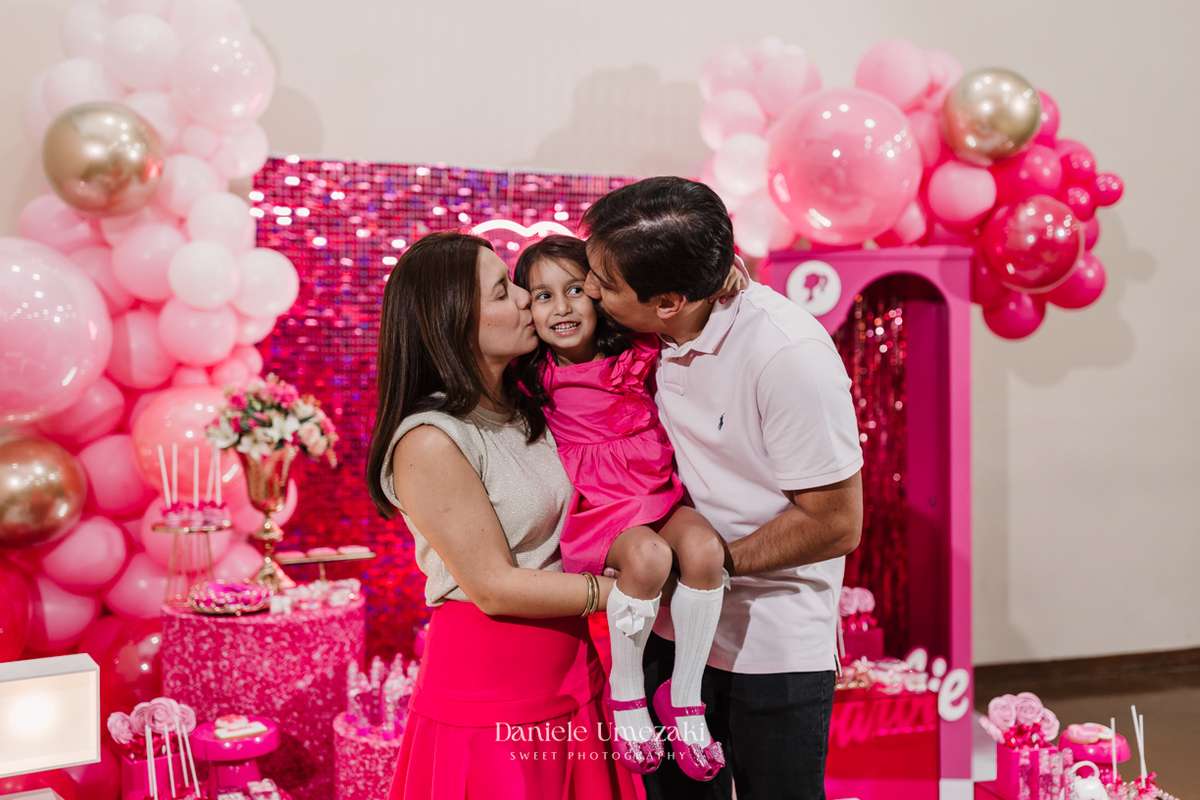 Aniversário Barbie de 5 anos da Liz no Buffet Vira Sapeka em Mogi das Cruzes, com decoração encantadora da Ju Festa Sapeka. Registro especial de quem fotografa a Liz desde 1 aninho, celebrando mais um momento inesquecível. Fotografia de aniversário 