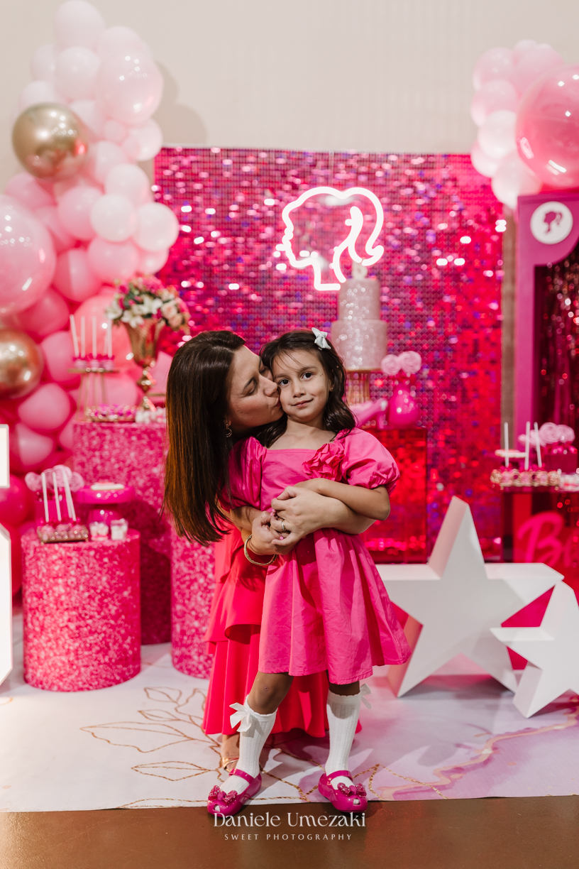 Aniversário Barbie de 5 anos da Liz no Buffet Vira Sapeka em Mogi das Cruzes, com decoração encantadora da Ju Festa Sapeka. Registro especial de quem fotografa a Liz desde 1 aninho, celebrando mais um momento inesquecível. Fotografia de aniversário 
