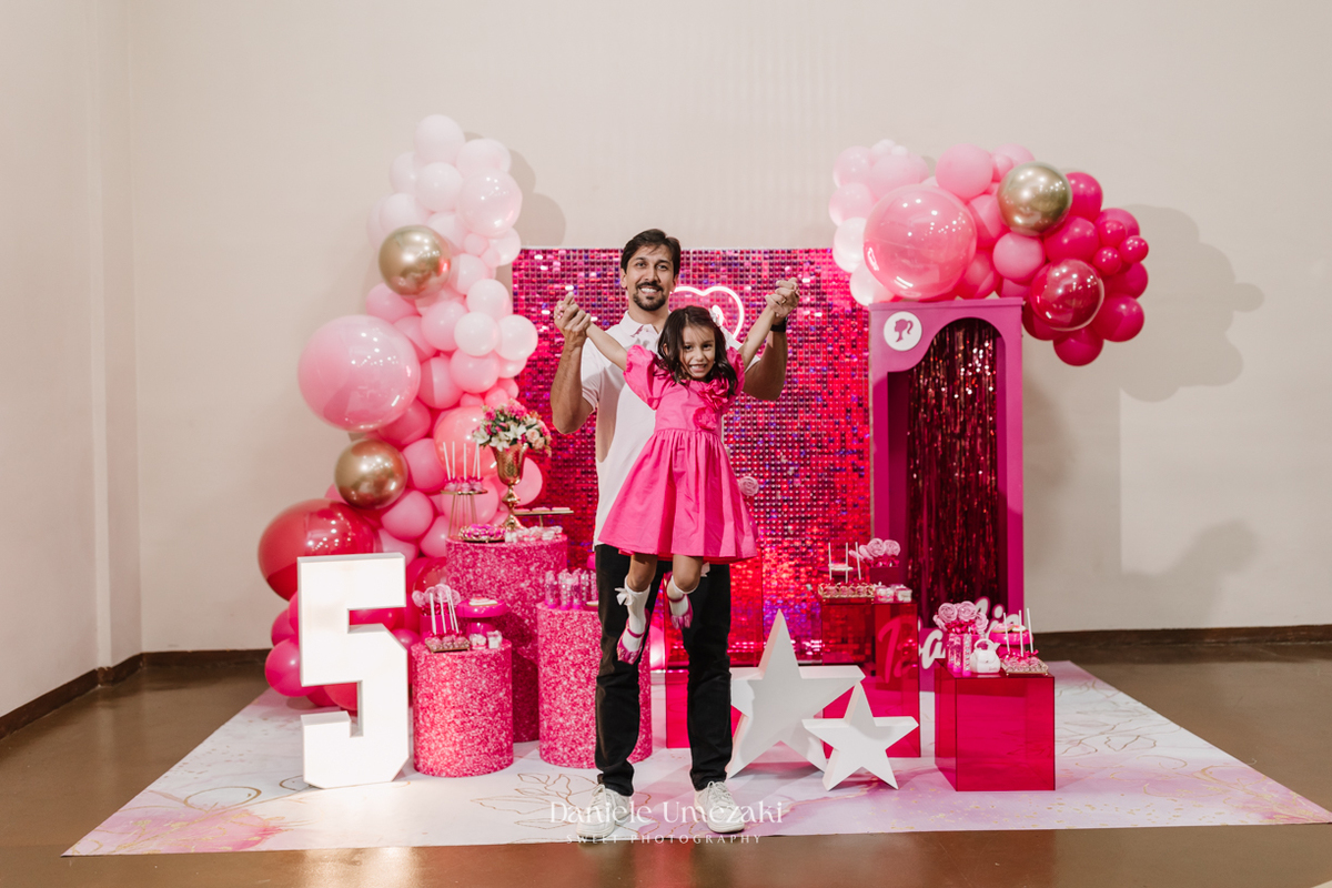 Aniversário Barbie de 5 anos da Liz no Buffet Vira Sapeka em Mogi das Cruzes, com decoração encantadora da Ju Festa Sapeka. Registro especial de quem fotografa a Liz desde 1 aninho, celebrando mais um momento inesquecível. Fotografia de aniversário 