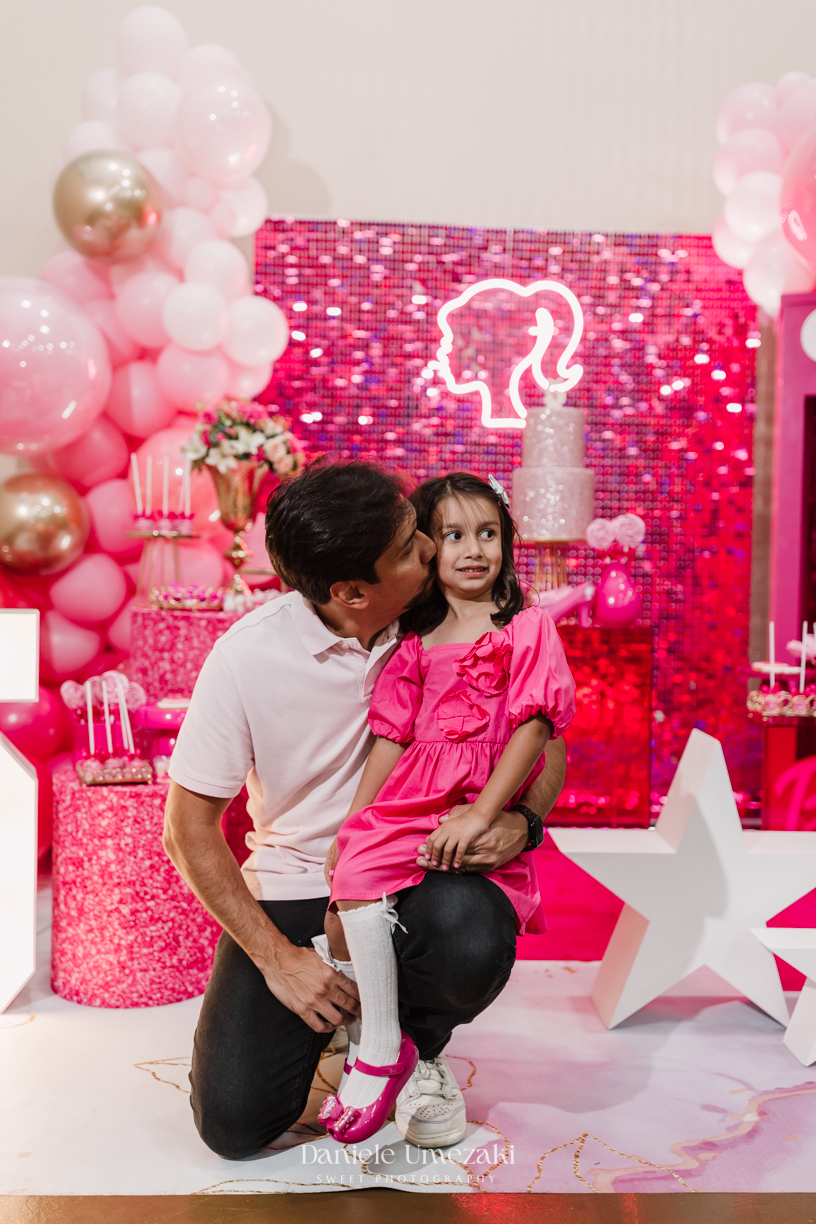 Aniversário Barbie de 5 anos da Liz no Buffet Vira Sapeka em Mogi das Cruzes, com decoração encantadora da Ju Festa Sapeka. Registro especial de quem fotografa a Liz desde 1 aninho, celebrando mais um momento inesquecível. Fotografia de aniversário 
