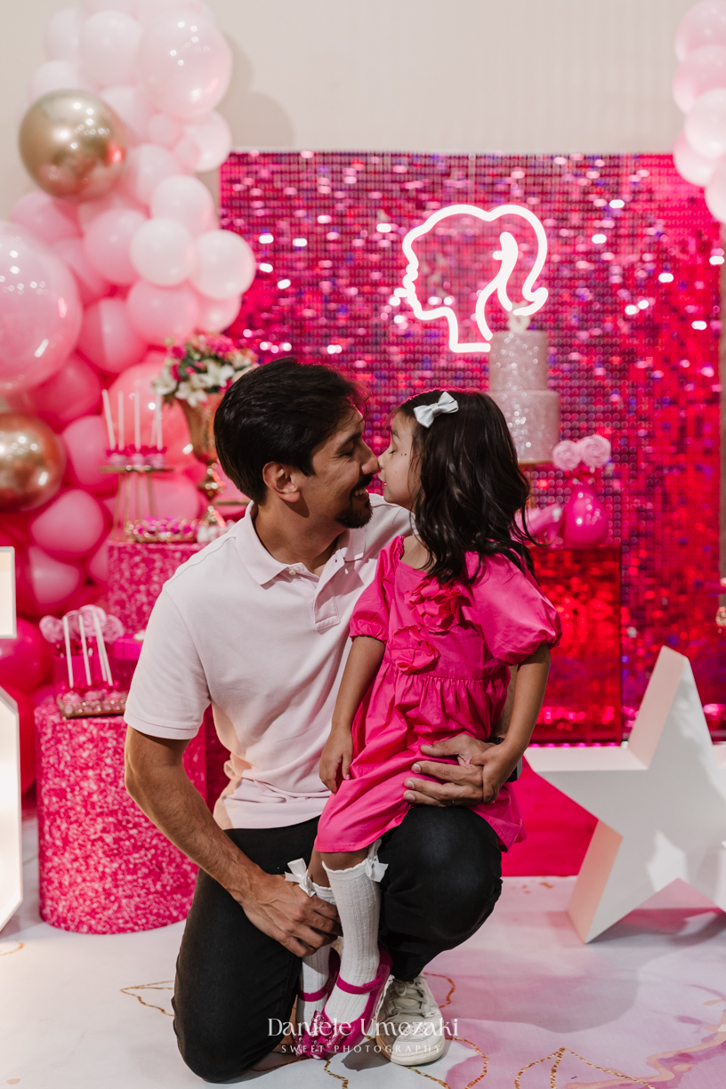 Aniversário Barbie de 5 anos da Liz no Buffet Vira Sapeka em Mogi das Cruzes, com decoração encantadora da Ju Festa Sapeka. Registro especial de quem fotografa a Liz desde 1 aninho, celebrando mais um momento inesquecível. Fotografia de aniversário Aniver
