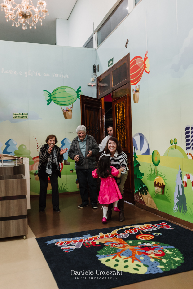 Aniversário Barbie de 5 anos da Liz no Buffet Vira Sapeka em Mogi das Cruzes, com decoração encantadora da Ju Festa Sapeka. Registro especial de quem fotografa a Liz desde 1 aninho, celebrando mais um momento inesquecível. Fotografia de aniversário 