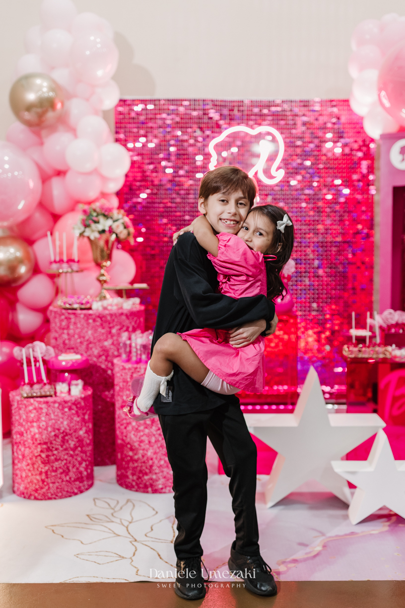 Aniversário Barbie de 5 anos da Liz no Buffet Vira Sapeka em Mogi das Cruzes, com decoração encantadora da Ju Festa Sapeka. Registro especial de quem fotografa a Liz desde 1 aninho, celebrando mais um momento inesquecível. Fotografia de aniversário 