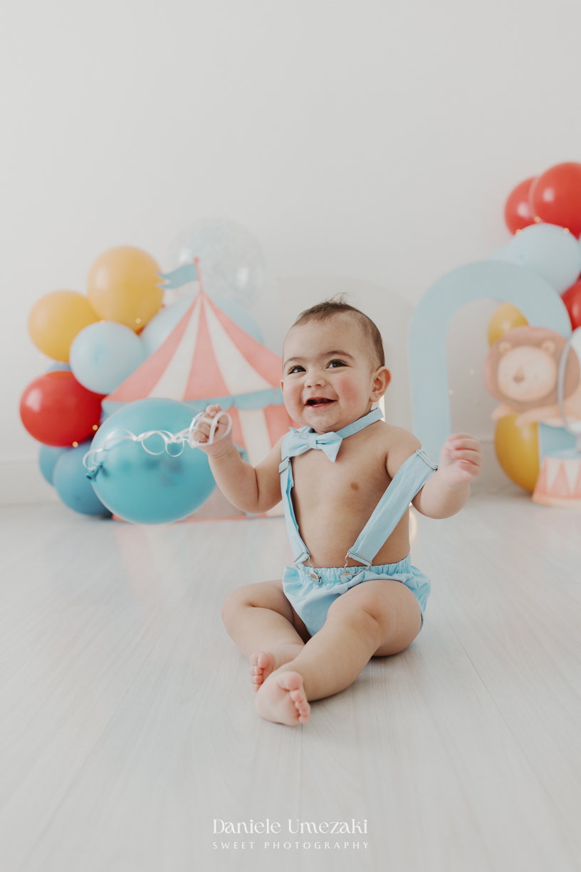 Smash the Cake em Mogi das Cruzes com o Guilherme. Ensaio divertido, cheio de sorrisos e lembranças especiais para celebrar o primeiro aniversário do bebê com fotografias naturais e afetuosas.
smash the cake mogi das cruzes, ensaio infantil mogi