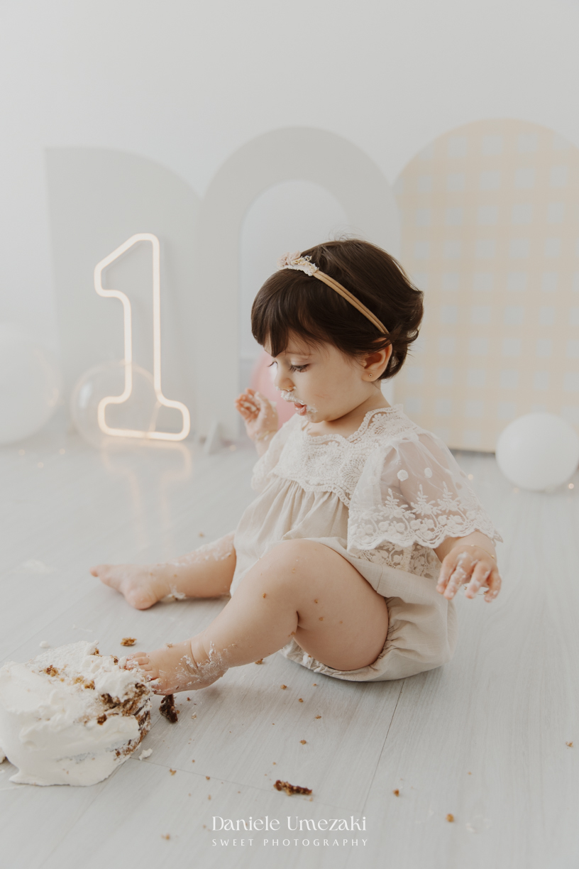 Smash the Cake da Martina em Mogi das Cruzes. Ensaio divertido e delicado com bolo da Ume Doces e papelaria personalizada da Bem Afeto, registrando com carinho o primeiro aniversário. smash the cake Mogi das Cruzes, ensaio infantil Mogi, smash the cak