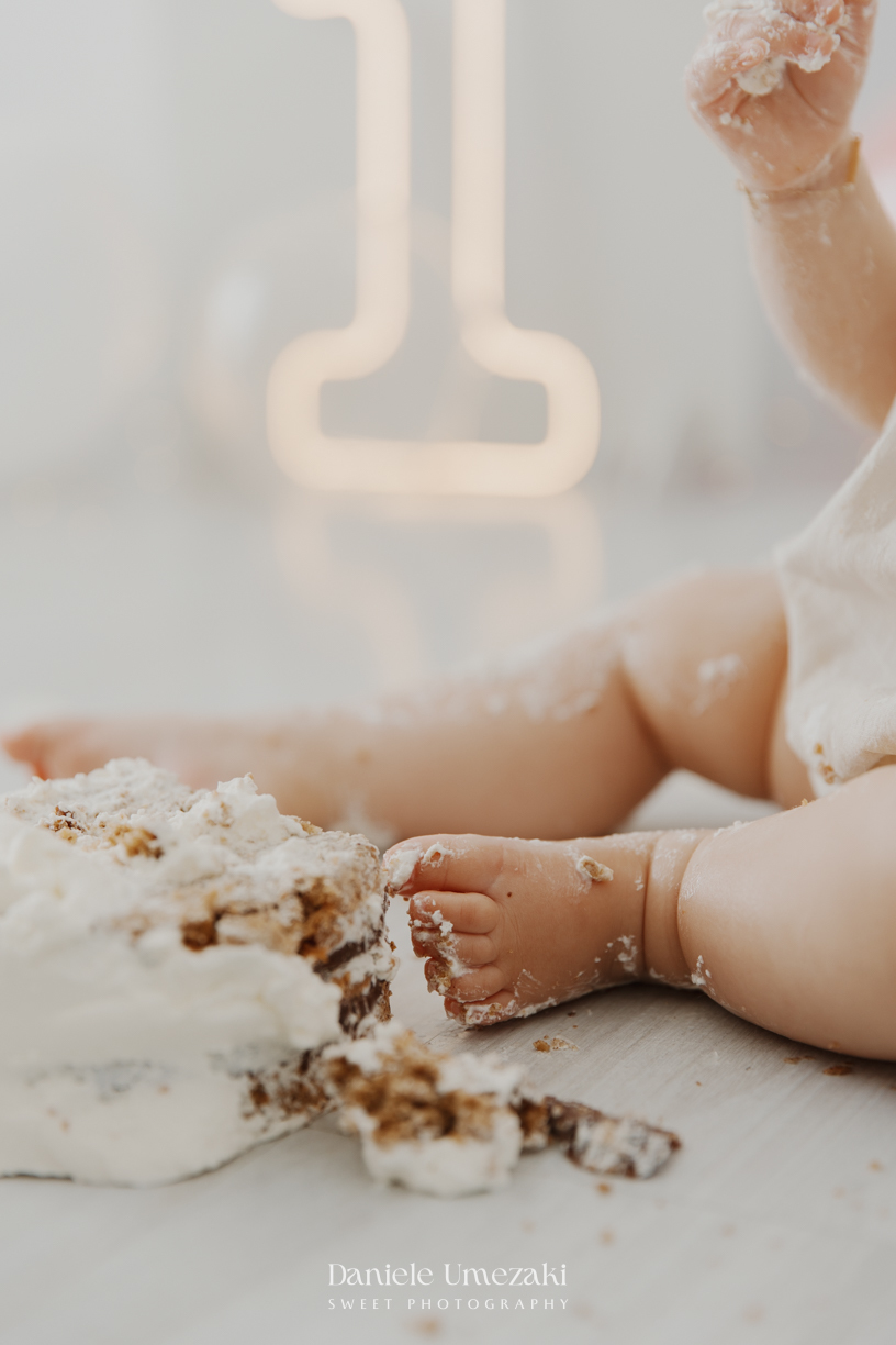 Smash the Cake da Martina em Mogi das Cruzes. Ensaio divertido e delicado com bolo da Ume Doces e papelaria personalizada da Bem Afeto, registrando com carinho o primeiro aniversário. smash the cake Mogi das Cruzes, ensaio infantil Mogi, smash the cak