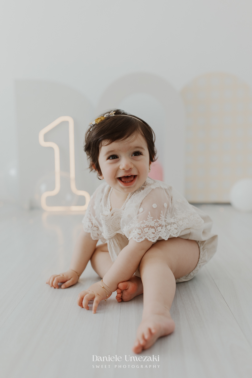 Smash the Cake da Martina em Mogi das Cruzes. Ensaio divertido e delicado com bolo da Ume Doces e papelaria personalizada da Bem Afeto, registrando com carinho o primeiro aniversário. smash the cake Mogi das Cruzes, ensaio infantil Mogi, smash the cak