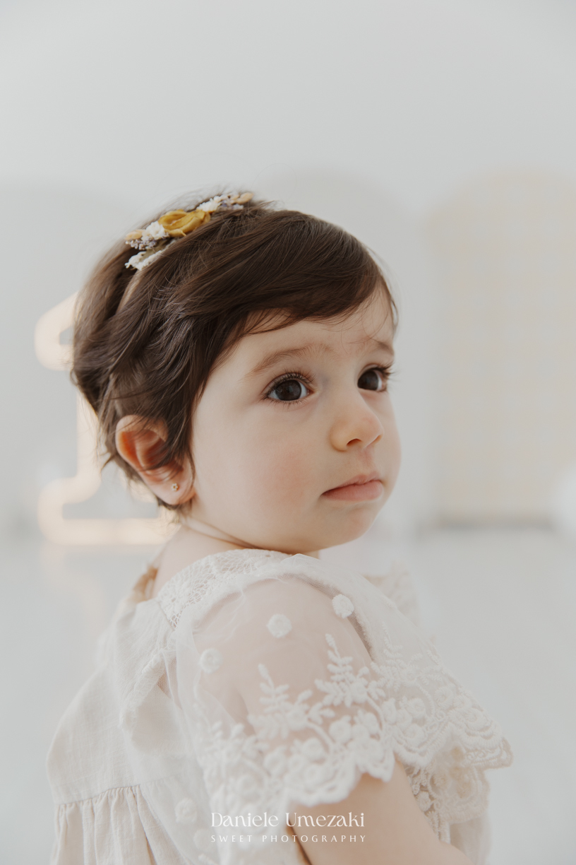 Smash the Cake da Martina em Mogi das Cruzes. Ensaio divertido e delicado com bolo da Ume Doces e papelaria personalizada da Bem Afeto, registrando com carinho o primeiro aniversário. smash the cake Mogi das Cruzes, ensaio infantil Mogi, smash the cak